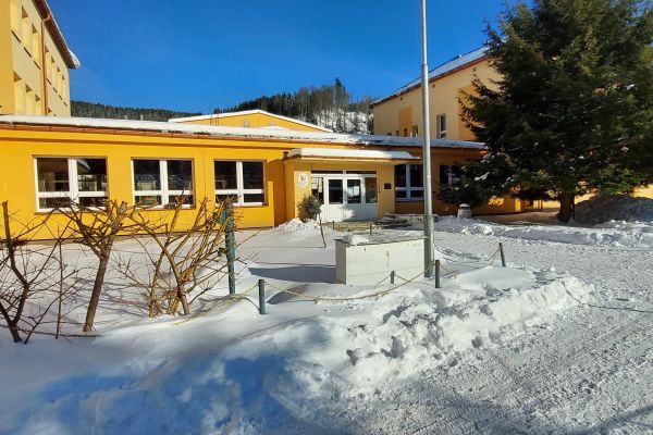 Naše škola se opět choulí pod peřinu (13. 1. 2025)