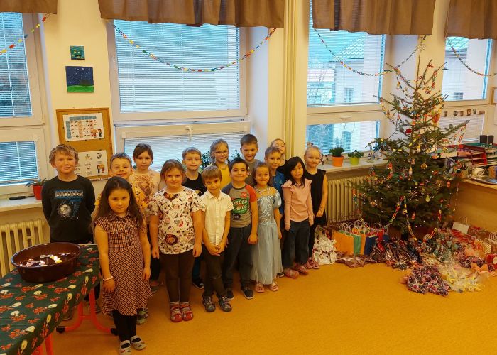 Třídy 1. stupně přejí nádherné Vánoce (19. 12. 2025)