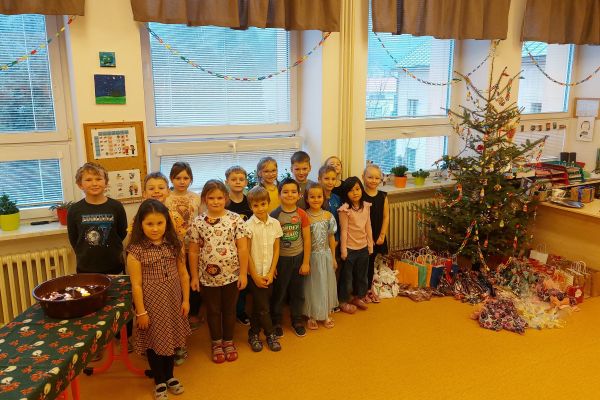 Třídy 1. stupně přejí nádherné Vánoce (19. 12. 2025)
