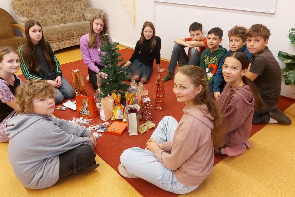 Třídy 2. stupně přejí nádherné Vánoce (19. 12. 2025)