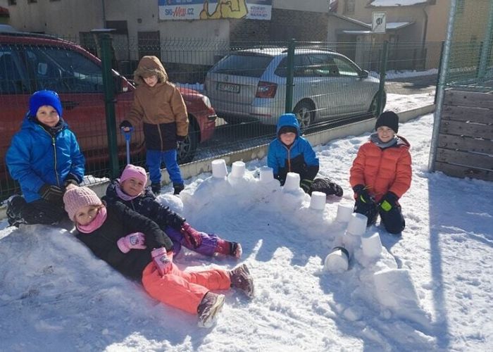 Družina využívá školní zahradu i v zimě (22. 2. 2026)