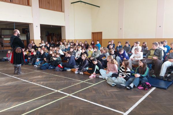 Divadelní představení Pernštejnů jako husité pro 3. - 9. třídu (18. 12. 2025)