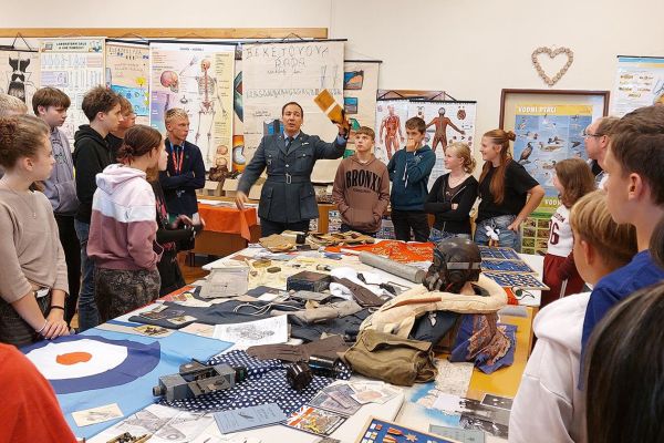 Komentovaná výstava o Československých letcích u nás ve škole (17. 9. 2025)