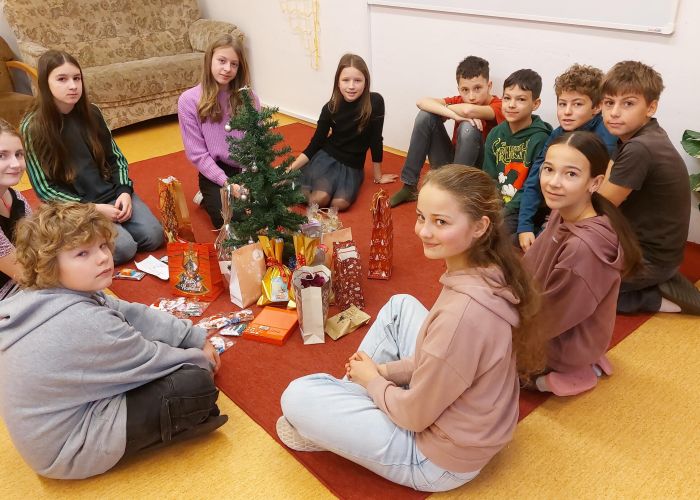Třídy 2. stupně přejí nádherné Vánoce (19. 12. 2025)